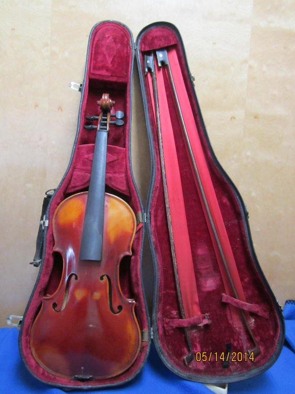 VIOLIN WITH 2 BOWS AND CASE - SIGNED COPY ANTONIUS: VIOLIN WITH 2 BOWS AND CASE - SIGNED COPY ANTONIUS STRADIVARIUS CREMONENSIS - GREAT TIGER MAPLE BACK - NEEDS TO BE STRUNG - ACCESSORIES ARE IN CASE