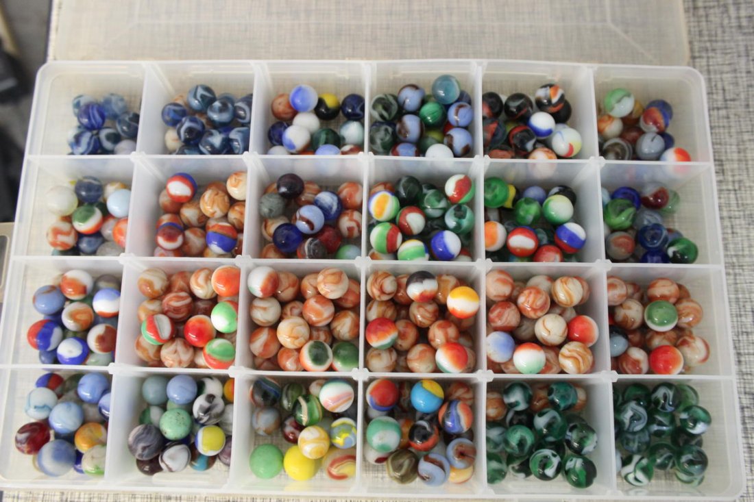 HUNDREDS OF MACHINE MADE MARBLES IN ALL STYLES: HUNDREDS OF MACHINE MADE MARBLES IN ALL STYLES