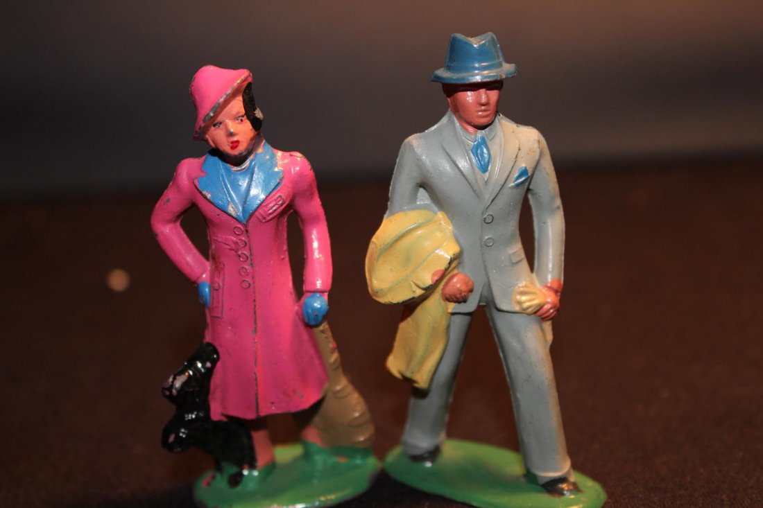 LEAD MAN AND WOMAN AT THE BUS STOP GREAT COLOR NEAR: LEAD MAN AND WOMAN AT THE BUS STOP GREAT COLOR NEAR MINT