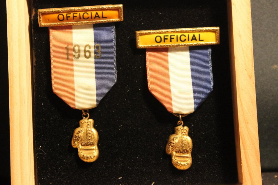 PAIR 1963 GOLDEN GLOVES BADGES IN EXCELLENT CONDITION &: PAIR 1963 GOLDEN GLOVES BADGES IN EXCELLENT CONDITION & WOODEN CASE