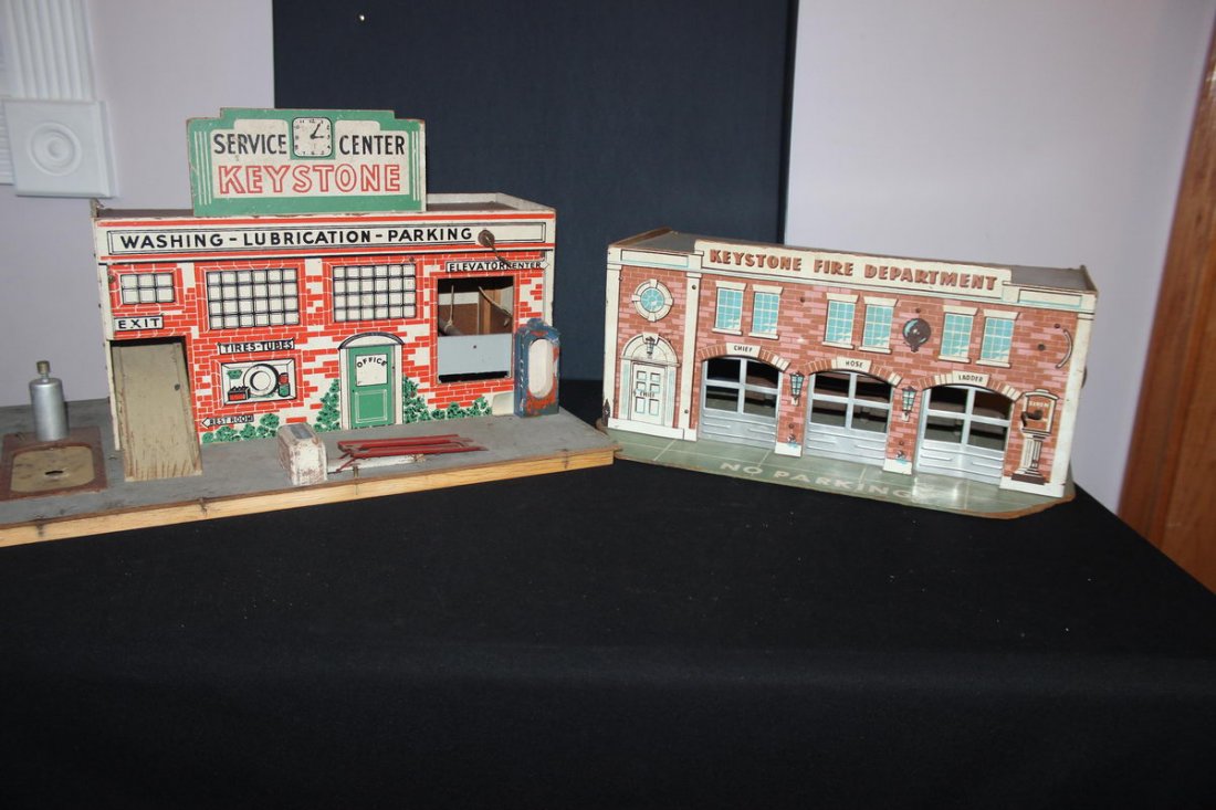 2 NICE OLD TOY BUILDINGS MADE OF FIBERBOARD - KEYSTONE: 2 NICE OLD TOY BUILDINGS MADE OF FIBERBOARD - KEYSTONE SERVICE CENTER & FIRE DEPARTMENT - MOVABLE PARTS