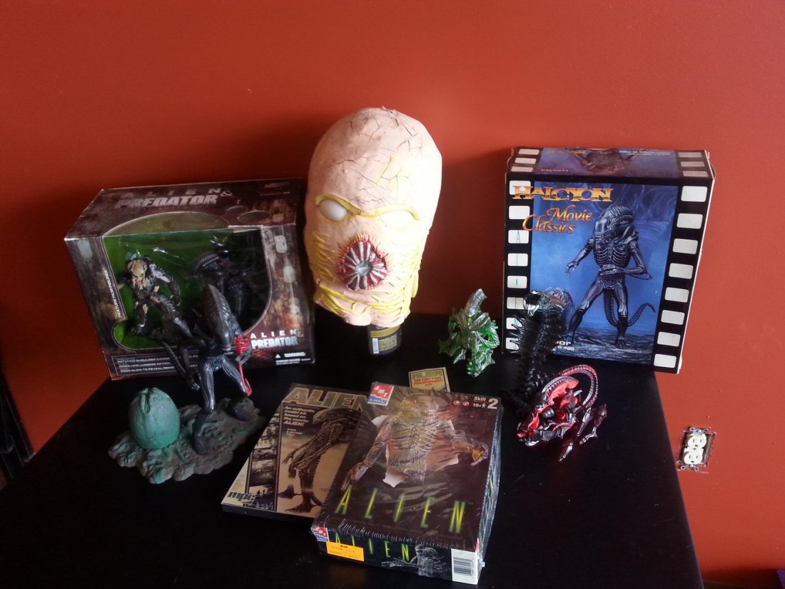 ALEIN LOT TO INCLUDE CHEST BURSTER MASK ROUGH: ALEIN LOT TO INCLUDE CHEST BURSTER MASK ROUGH CONDITION, HALCYON MOVIE CLASSICS KIT PRO PAINTED, 3 KENNER LOOSE TIE INS , BOXES