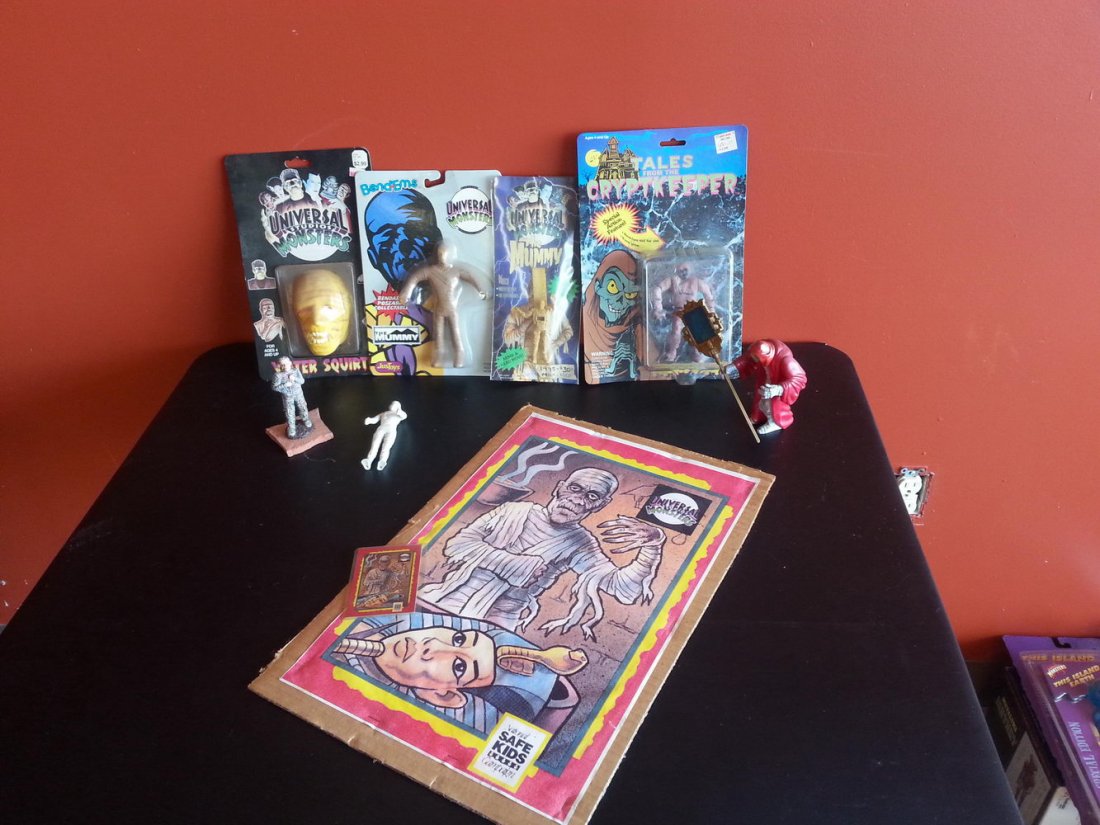 MUMMY "HUMOR" LOT TO INCLUDE LOOSE MUMM-RA FIGURE,: MUMMY "HUMOR" LOT TO INCLUDE LOOSE MUMM-RA FIGURE, CARDED BEND-UMS FIGURE, CARDED UNIVERSAL WATCH, HEAD SQUIRTER , TALES FROM TH CRYPT MUMMY UN OPENED, MUMMY FIGURES , POSTER