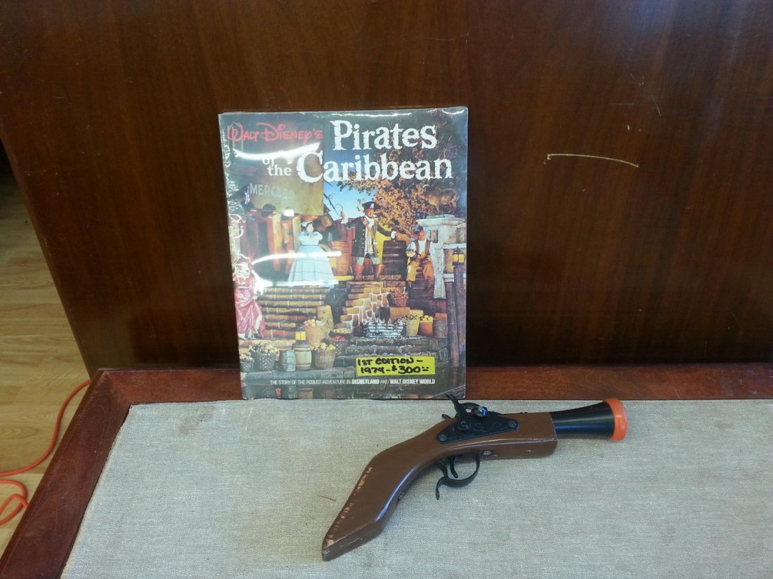 VERY 1ST EDITION WALT DISNEY'S PIRATES OF THE CARIBBEAN: VERY 1ST EDITION WALT DISNEY'S PIRATES OF THE CARIBBEAN EXCLUSIVE HAND OUT VERY RARE HARD TO FIND AND MOVIE TOY GUN