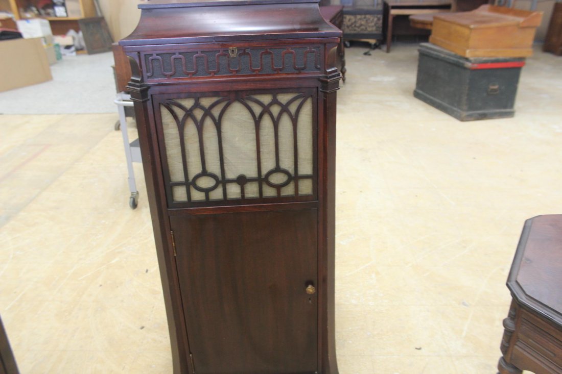 RARE SWINGARM EDISON DISC PHONOGRAPH IN MAHOGANY -: RARE SWINGARM EDISON DISC PHONOGRAPH IN MAHOGANY - WORKS GOOD 52" TALL