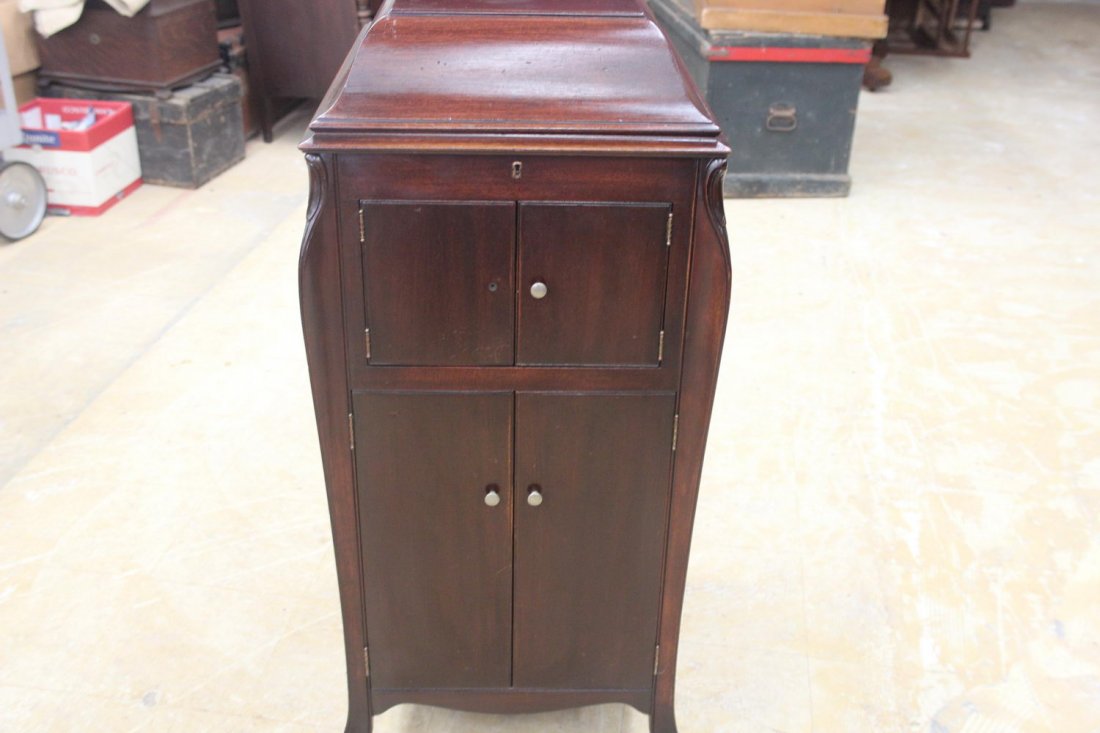 NICE MAHOGANY VICTOR TALKING MACHINE WORKS GOOD: NICE MAHOGANY VICTOR TALKING MACHINE WORKS GOOD