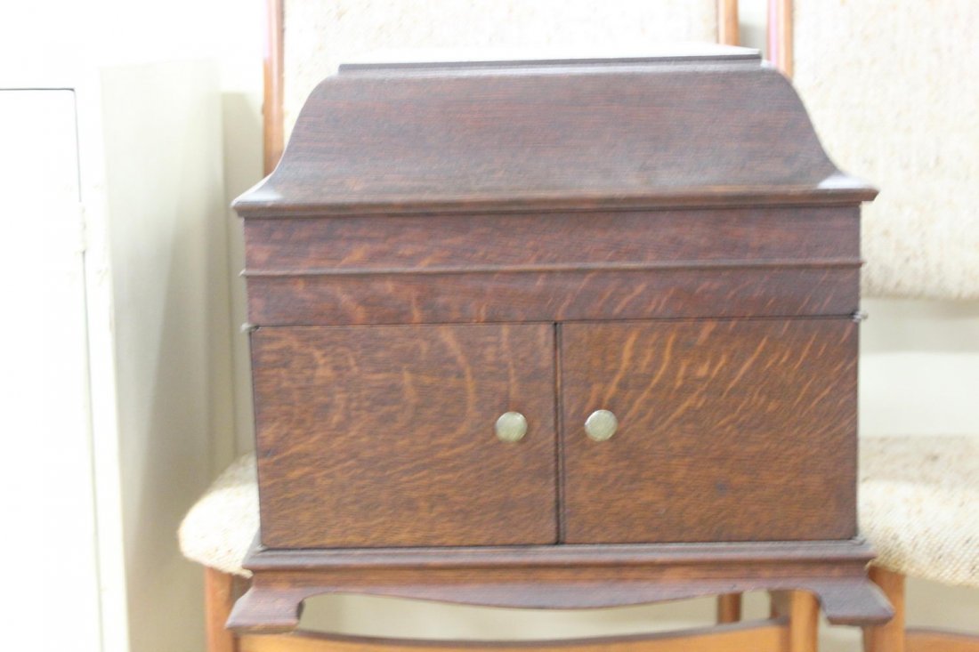 FINE OAK TABLETOP VICTROLA BY RCA VICTOR IN EXCELLENT: FINE OAK TABLETOP VICTROLA BY RCA VICTOR IN EXCELLENT PLAYING CONDITION 15 X 19 X 16