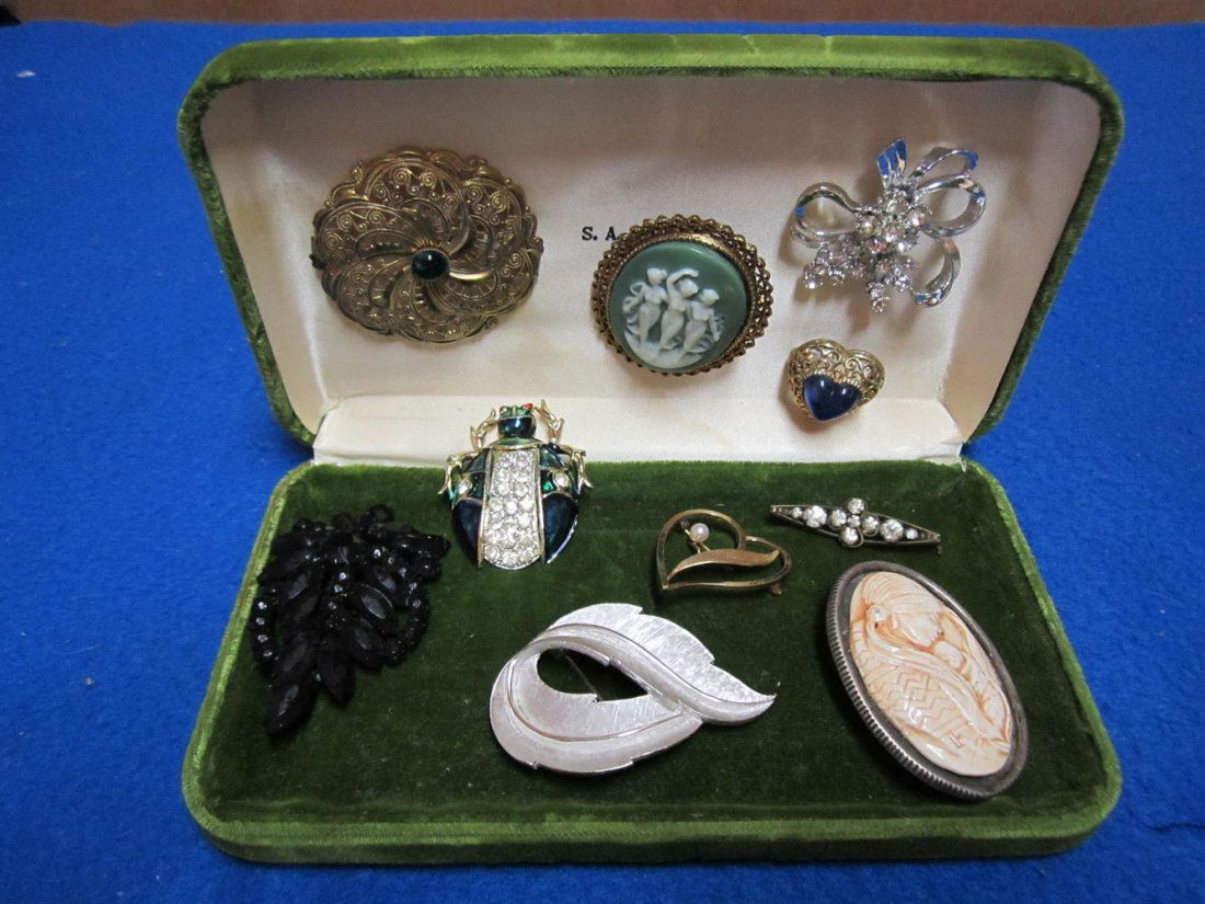 10 OUTSTANDING BROOCHES TO INCLUDE TRIFARI, STERLING: 10 OUTSTANDING BROOCHES TO INCLUDE TRIFARI, STERLING AND ENAMELED ALL ONE WAY