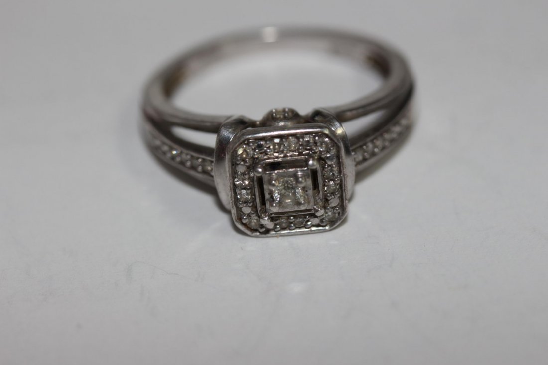 STERLING SILVER DIAMOND RING APPROXIMATELY 1/2 TCW: STERLING SILVER DIAMOND RING APPROXIMATELY 1/2 TCW DIAMONDS - ATTRACTIVE OPEN DESIGN SIZE 7