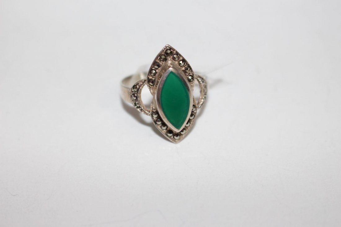 MARCASITE STERLING SILVER RING FEATURING GREEN JADE: MARCASITE STERLING SILVER RING FEATURING GREEN JADE STYLE STONE SURROUNDED BY MARCASITES SIZE 9