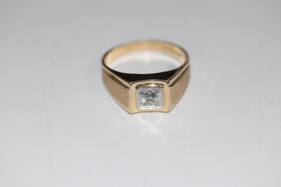 MEN'S 14 K DIAMOND RING FEATURES EXCELLENT CLEAR: MEN'S 14 K DIAMOND RING FEATURES EXCELLENT CLEAR QUALITY GENUINE 1/2 CARAT ROUND SOLITAIRE DIAMOND - SET IN 14 K V.G. SETTING SIZE 11.5
