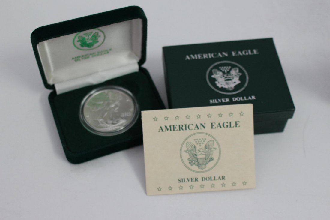 1992 AMERICAN SILVER EAGLE COA AND PRESENTATION CASE 1: 1992 AMERICAN SILVER EAGLE COA AND PRESENTATION CASE 1 OUNCE .999 SILVER