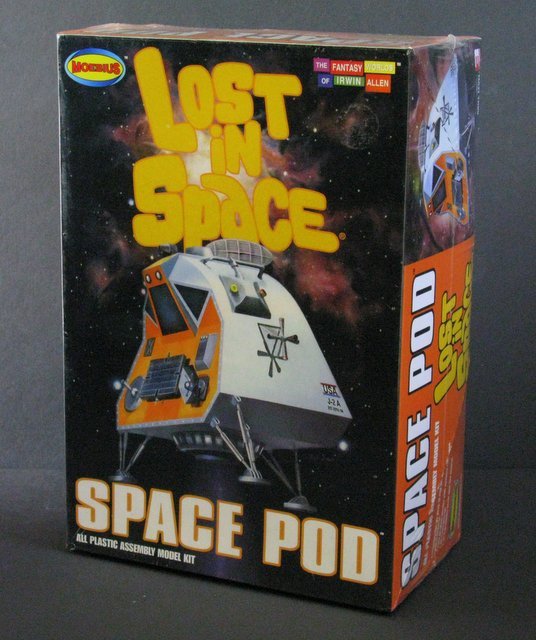 CLASSIC LOST IN SPACE SPACE POD PLASTIC MODEL KIT (1 of 2)