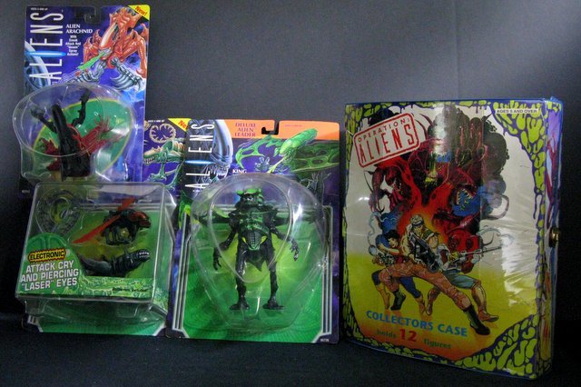 ALIENS ACTION FIGURE LOT OF 3 & ALIENS COLLECTOR CASE (1 of 3)