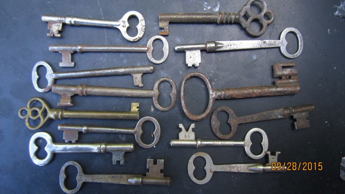 LOT OF 14 EARLY KEYS (1 of 5)