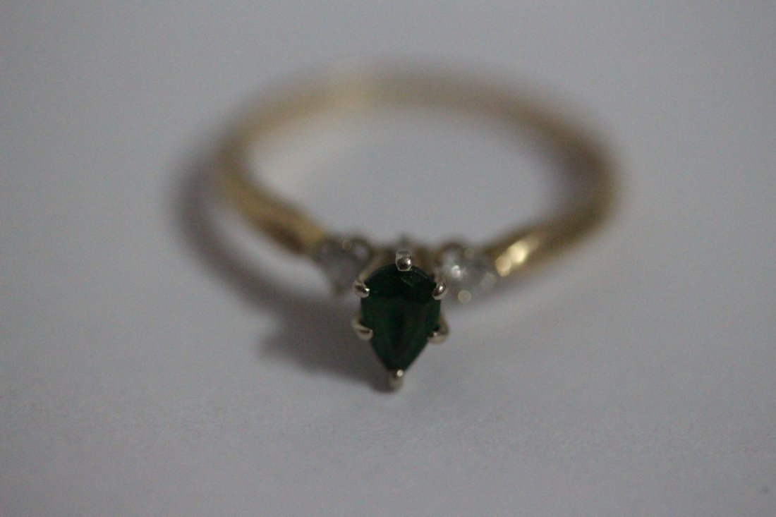 14K EMERALD & DIAMOND RIND - FEAT. SOLITAIRE PEARSHAPE: 14K EMERALD & DIAMOND RIND - FEAT. SOLITAIRE PEARSHAPE EMERALD - 2 GENUINE SIDE DIAMONDS - SIZE 5.5