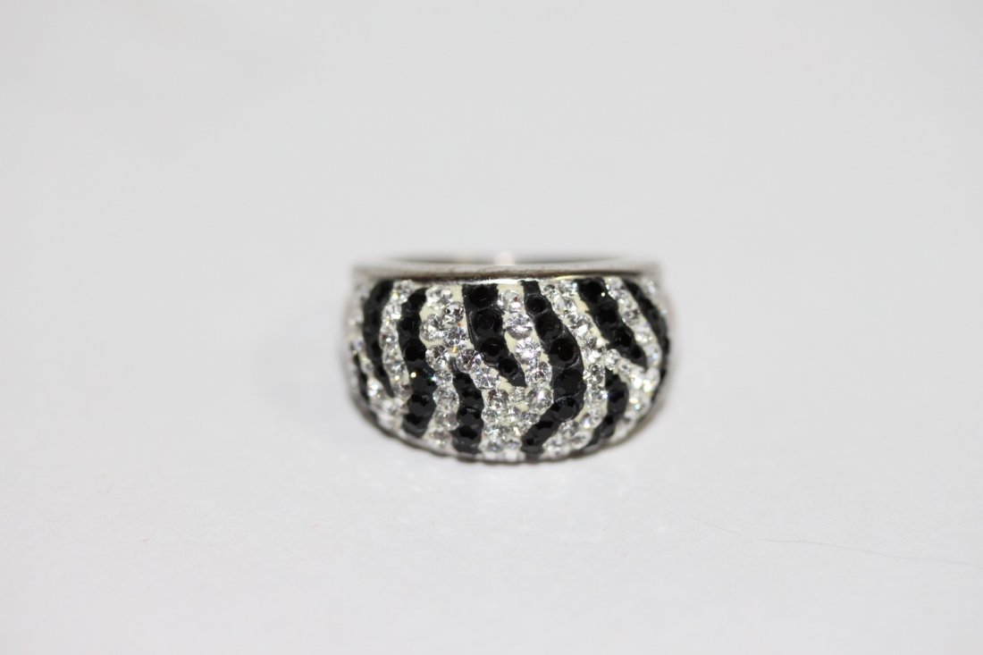 STERLING SILVER ZEBRA DESIGN FASHION RING FEAT.: STERLING SILVER ZEBRA DESIGN FASHION RING FEAT. BRILLIANT CLEAR & BLACK CZ'S SIZE 7.5