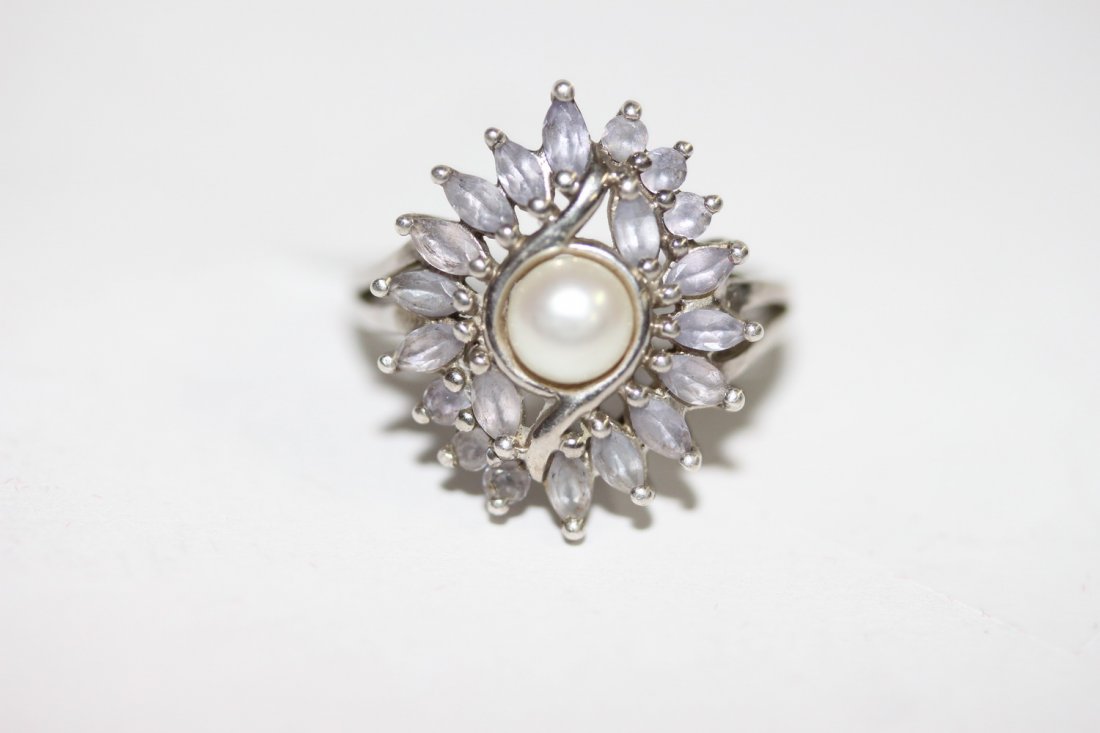 STERLING SILVER PEARL & TOPAZ RING FEAT. SOLITAIRE: STERLING SILVER PEARL & TOPAZ RING FEAT. SOLITAIRE PEARL SURROUNDED BY 18 SKYBLUE TOPAZ - SIZE 8.5