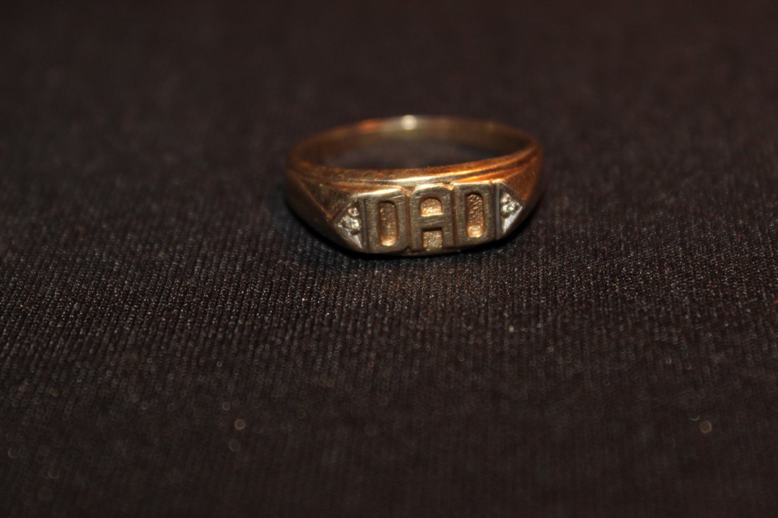 NICE 10K GOLD MANS RING - READS "DAD ON TOP" - 1.5 DWT (1 of 5)