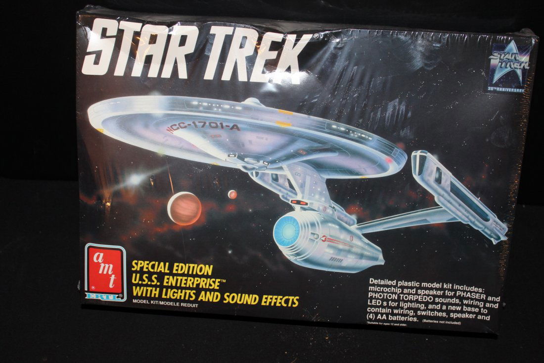 NEW IN BOX STAR TREK MODEL - SPECIAL EDITION USS (1 of 3)