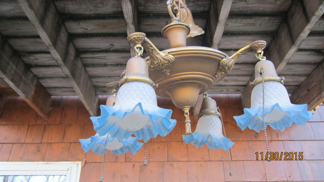 GREAT DECO HANGING LIGHT FIXTURE WITH 4 BLUE QUILTED (1 of 3)
