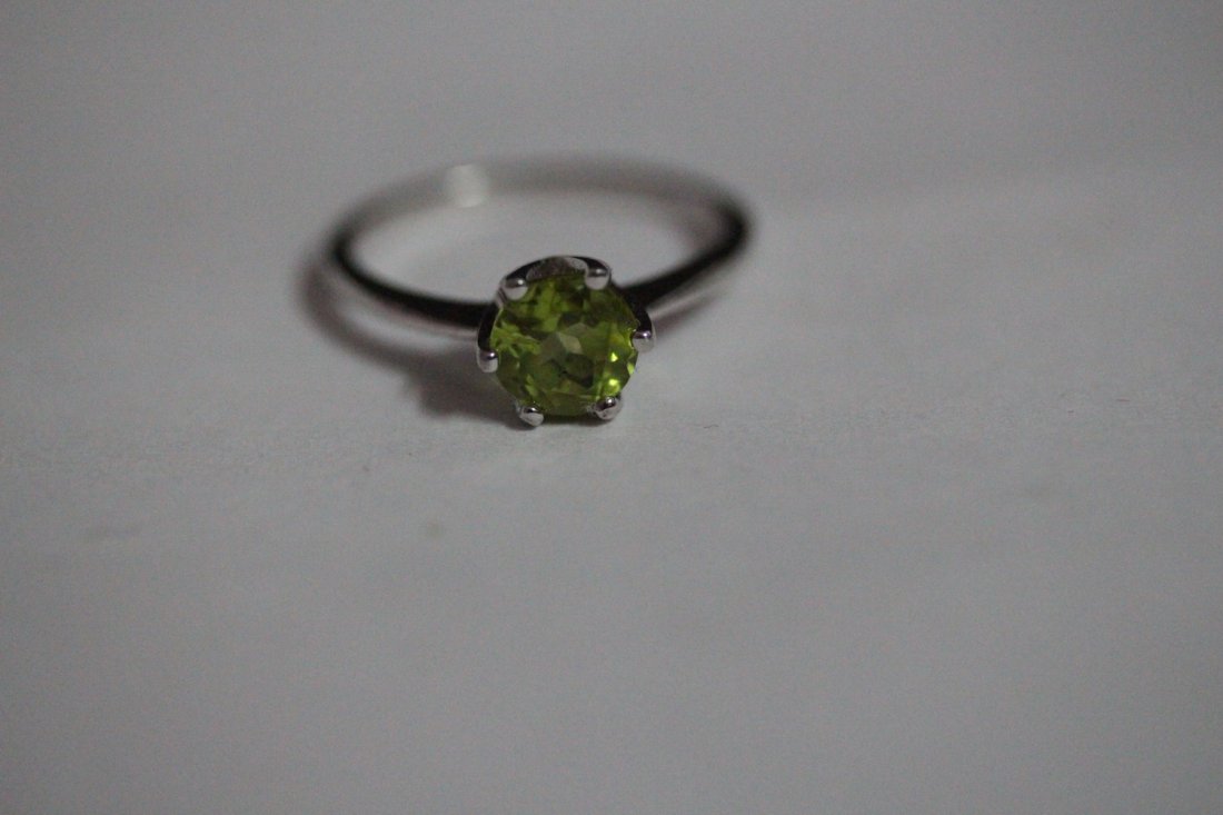 BRAND-NEW STERLING SILVER PERIDOT RING SIZE 6 (1 of 3)