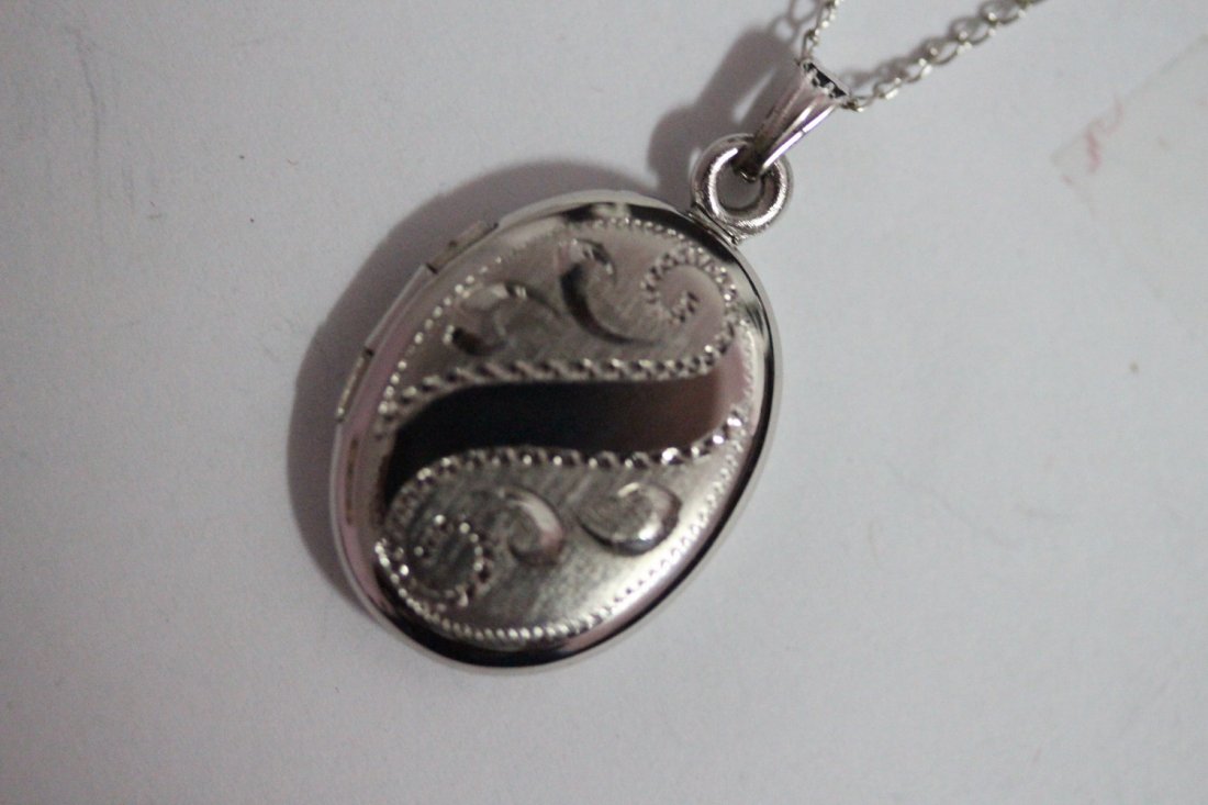 BRAND-NEW STERLING SILVER ORNATE PHOTO LOCKET PENDANT: BRAND-NEW STERLING SILVER ORNATE PHOTO LOCKET PENDANT 18" NECKLACE