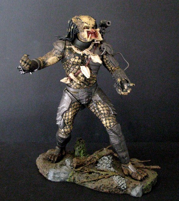 PREDATOR DELUXE 12" POSEABLE FIGURE - McFarlane Toys, (1 of 7)