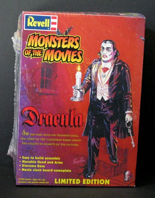 DRACULA MODEL KIT MONSTERS OF THE MOVIES Revell, 1999