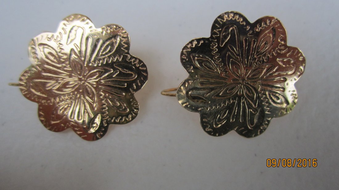 NICE PAIR OF 14K YELLOW GOLD ETCHED CARVED EARRINGS - (1 of 3)