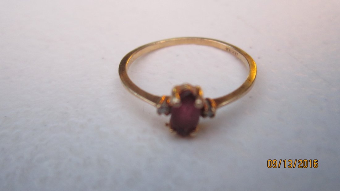 10K YELLOW GOLD RING W/ CENTER RUBY - EXC. COND: 10K YELLOW GOLD RING W/ CENTER RUBY - EXC. COND