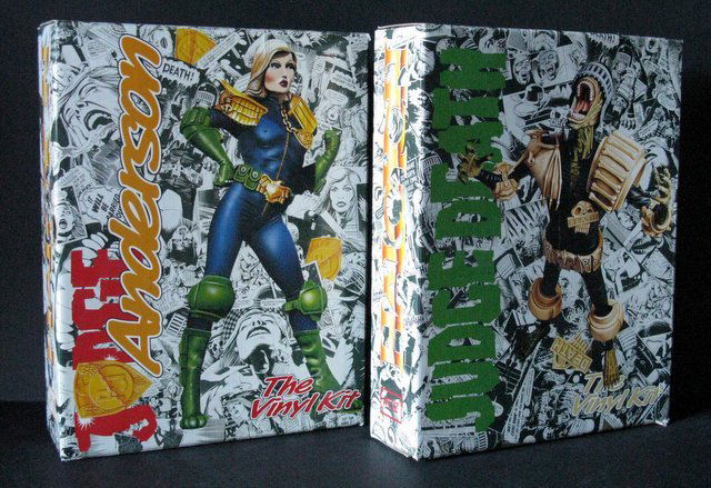 JUDGE DREDD - SET OF TWO VINYL MODEL FIGURES: JUDGE (1 of 3)