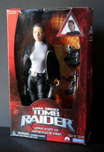 LARA CROFT TOMB RAIDER - THE MOVIE 12" FIGURE -: LARA CROFT TOMB RAIDER - THE MOVIE 12" FIGURE - Playmates, 2001 - Great rendition of the movie character played by Angelina Jolie. Includes authentic motor cycle outfit, weapons, and accessories. New