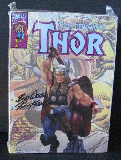 MARVEL - THE MIGHTY THOR - VINYL MODEL FIGURE - Horizon: MARVEL - THE MIGHTY THOR - VINYL MODEL FIGURE - Horizon Hobbies, 1993 - A dramatic 1/6th scale figure model that stands approximately 15" tall when assembled. New & sealed in its colorful box.