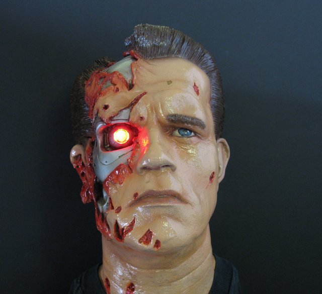 TERMINATOR PAINTED LIFESIZE BUST WITH LIGHT-UP LED EYE (1 of 7)