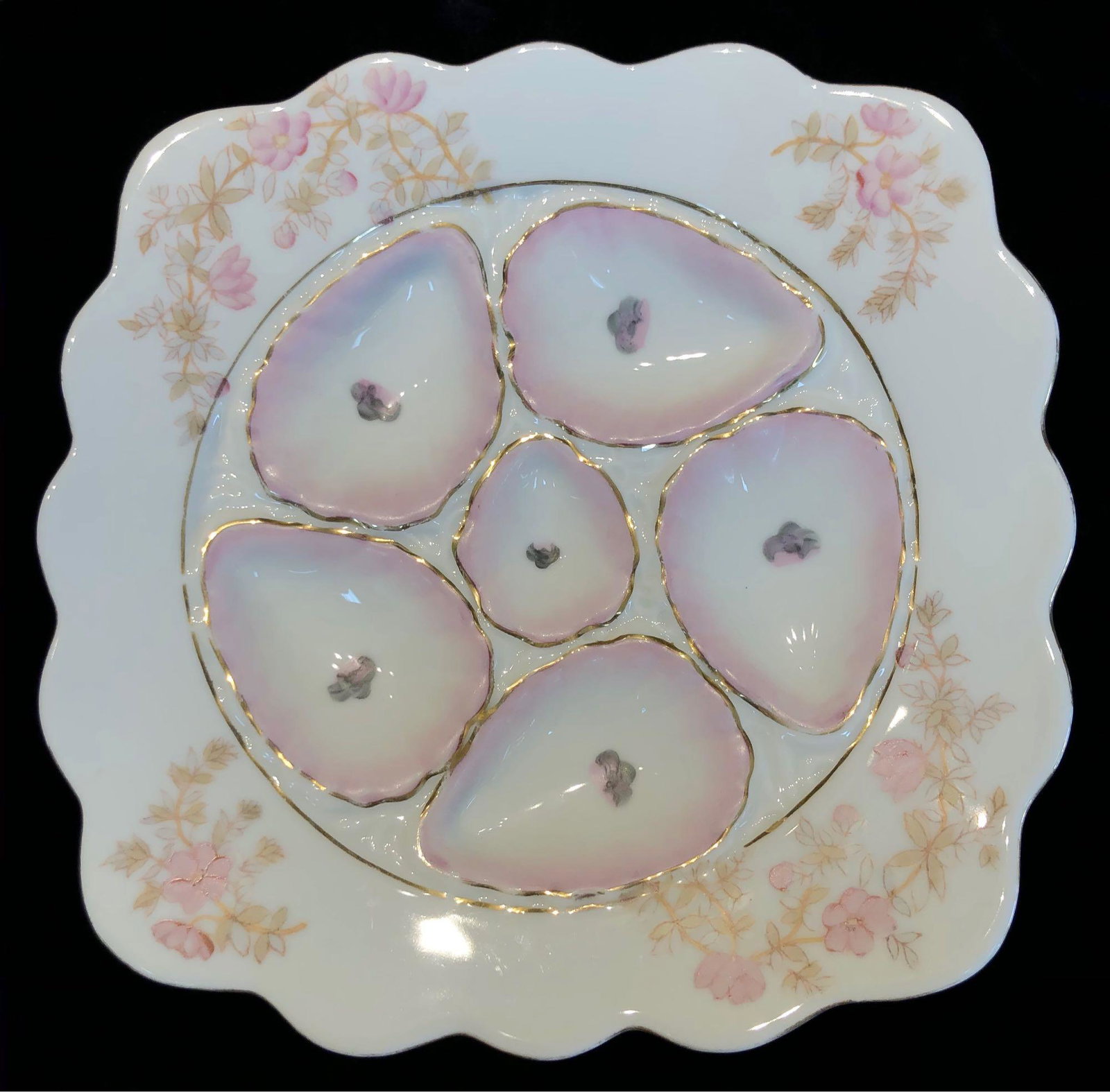 Marx Gutherz Bohemian 6 Well Oyster Plate ca. 1900: Antique Marx Gutherz Bohemian Six (6) Well Oyster Plate ca. 1900. In Very Good Condition, Very Minimal Wear to Paint. Measuring Approx. 10" in Diameter.