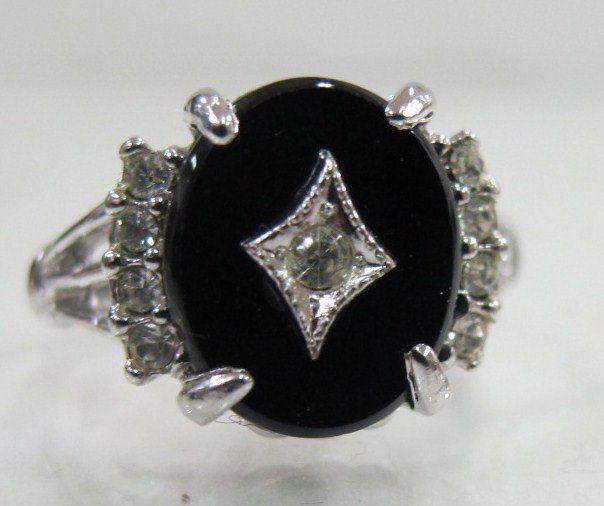 18K White Gold Onyx & Diamond Ring Containing 9 Foil Ba: 18K White Gold Onyx & Diamond Ring Containing 9 Foil Back Diamonds, 2.14dwt