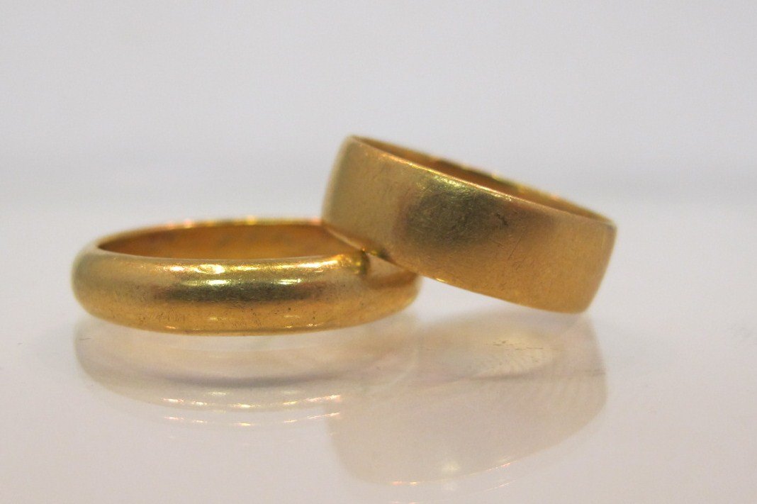Two 22K Yellow Gold Wedding Bands, 9.55dwt: Two 22K Yellow Gold Wedding Bands, 9.55dwt