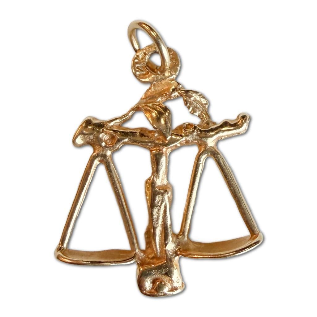 Vintage 14k Yellow Gold Zodiac Libra Pendant Charm: Vintage 14k Yellow Gold Zodiac Libra Pendant Charm, features the scales of justice, a symbol commonly associated with the legal profession & Zodiac sign Libra, 1.46dwt, drops 1"