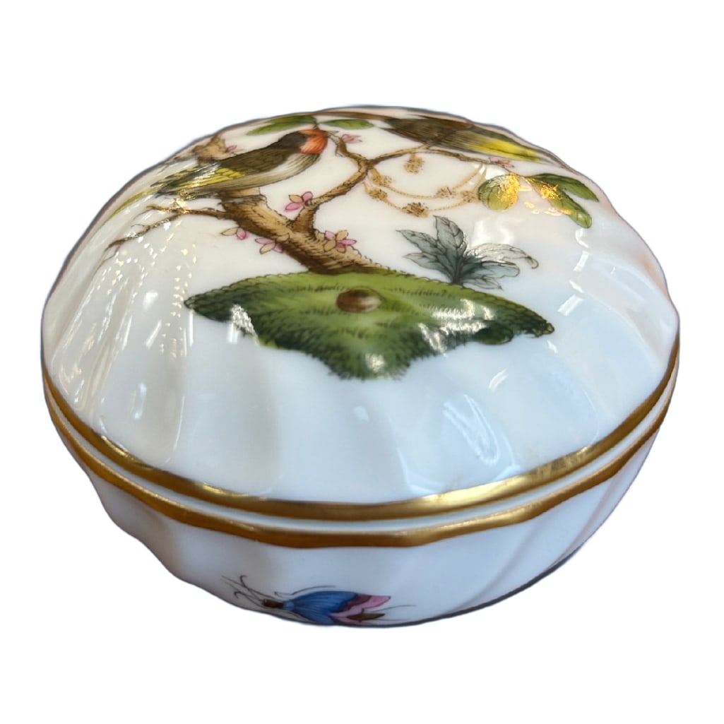 Herend Rothschild Bird Pattern Ring Box: Herend Rothschild Bird Pattern Ring Box. This Lot Includes One (1) Herend Rothschild Bird Pattern Ring Box with 24kt Gold Trim. This Box is in Excellent Condition, Measuring Approximately 1.75"