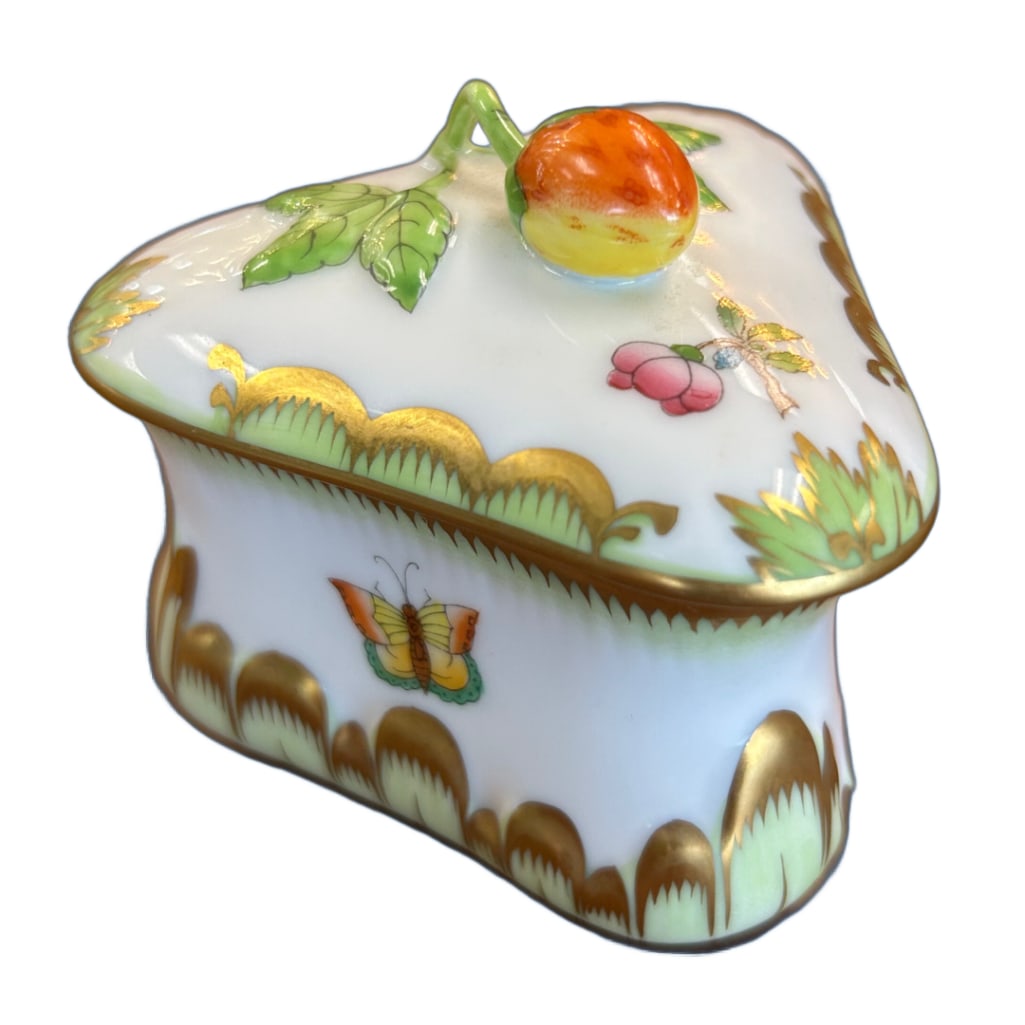 Herend Queen Victoria Green Strawberry Bonbon: Herend Queen Victoria Green Strawberry Bonbon. This Lot Includes One (1) Herend Queen Victoria Green Strawberry Bonbon Box with Lid, in Excellent Condition with 24kt Gold Accents. This Box