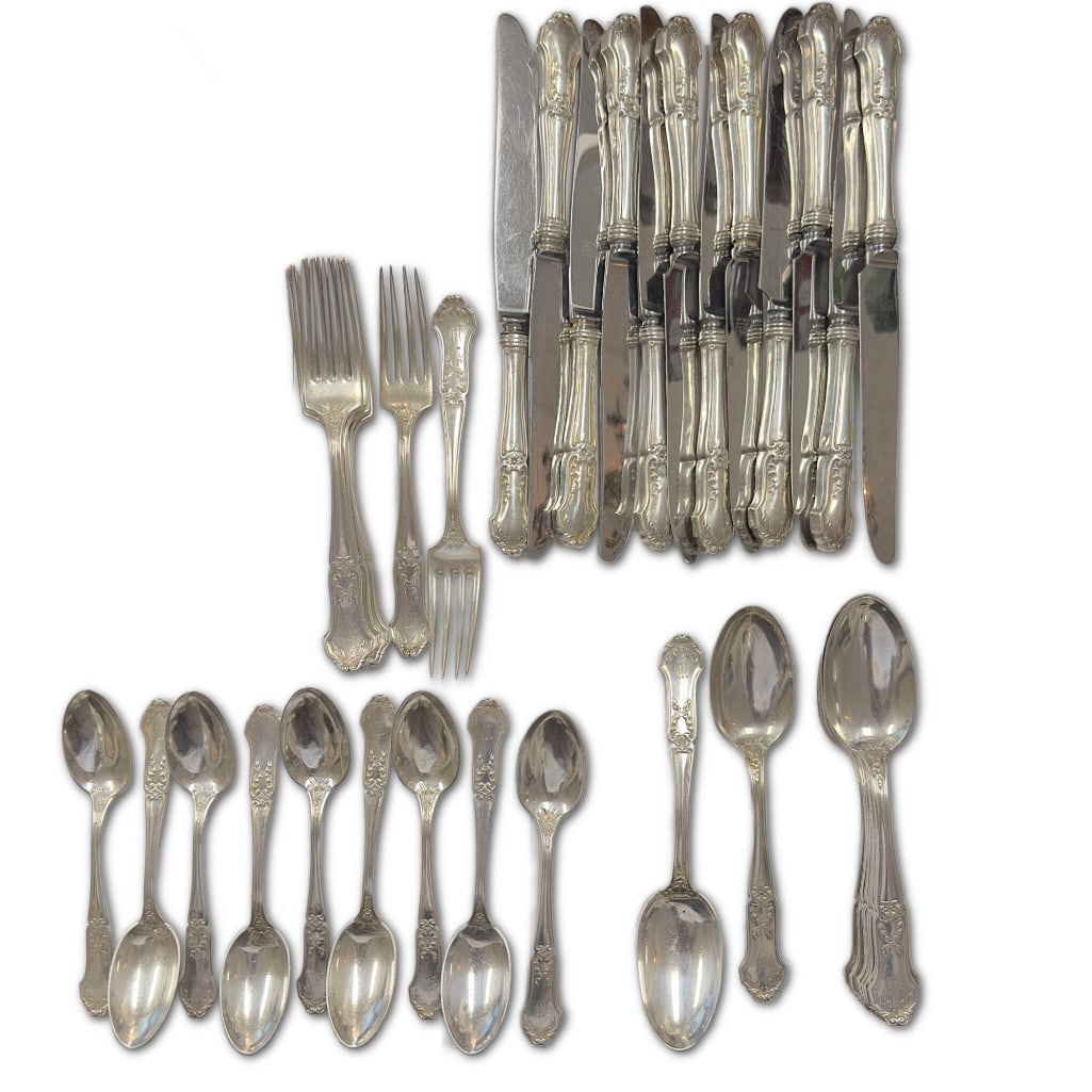 44 Piece 1909 International La Rochelle Sterling Silver Flatware Set: 44 Piece International La Rochelle Sterling Silver Flatware Set (1909) to Include Eleven (11) 7" Forks Weighing 17.5 Troy Ounces, Ten (10) Teaspoons Weighing 11 Troy Ounces, Eleven (11) Tablespoons We