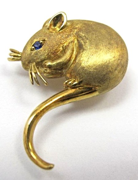18K Yellow Gold Mouse Brooch with Blue Sapphire Eye,: 18K Yellow Gold Mouse Brooch with Blue Sapphire Eye, 6.70dwt, 1 1/4"x2 1/4" from tail