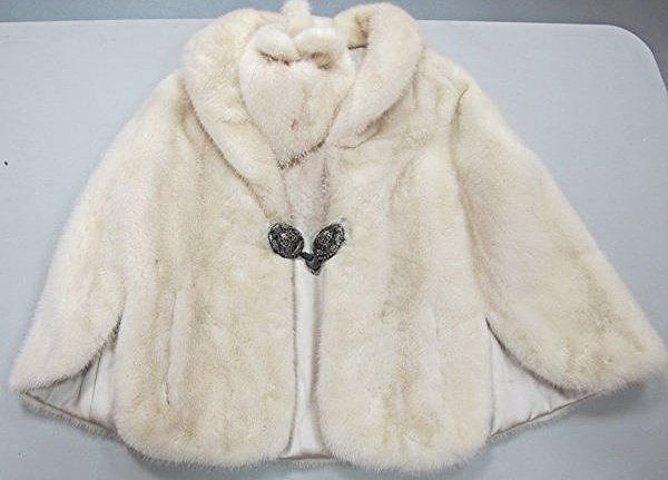 Ladies Mano Swartz White Mink Stole/Wrap With Matching: Ladies Mano Swartz White Mink Stole/Wrap With Matching Hat. Mano Swartz Was Established in 1888 Baltimore Fine Furs. Measurements: 27" with collar standing up, measured to bottom and 26" wide
