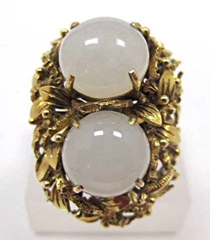 Vintage 18K Yellow Gold White Jade Ring, 9.66dwt: Vintage 18K Yellow Gold White Jade Ring, 9.66dwt Including Stones, Size 6 3/4