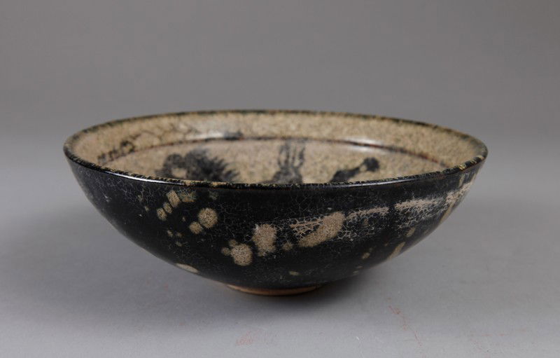 CHINESE JI ZHOU KILN BOWL: Interior with chilong and ruyi, exterior with mottled black glaze. 2.375" H x 6.375" DIA.