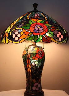 Glass "Rose" lamp: Glass "Rose" lamp measuring approx. 26x18x18 with hand crafted and cut glass in the shade and the base (lighted). Very good condition.