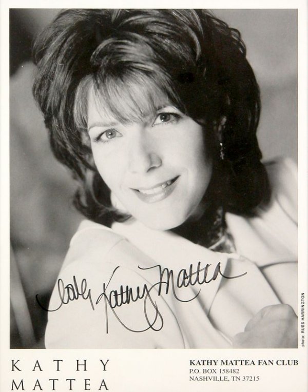 8 LADY COUNTRY MUSIC SINGERS SIGNED PHOTOS/ALBUMS - 5