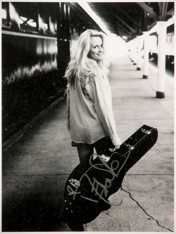 8 LADY COUNTRY MUSIC SINGERS SIGNED PHOTOS/ALBUMS - 6