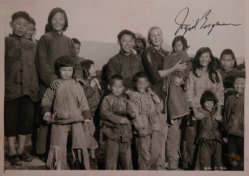 INGRID BERGMAN: 876. INGRID BERGMAN (1915-1982). Swedish stage and screen actress; three-time Academy Award winner. Promotional SP, b/w, 10"x8" still in a scene from The Inn of the Sixth Happiness (1958). Boldly sign